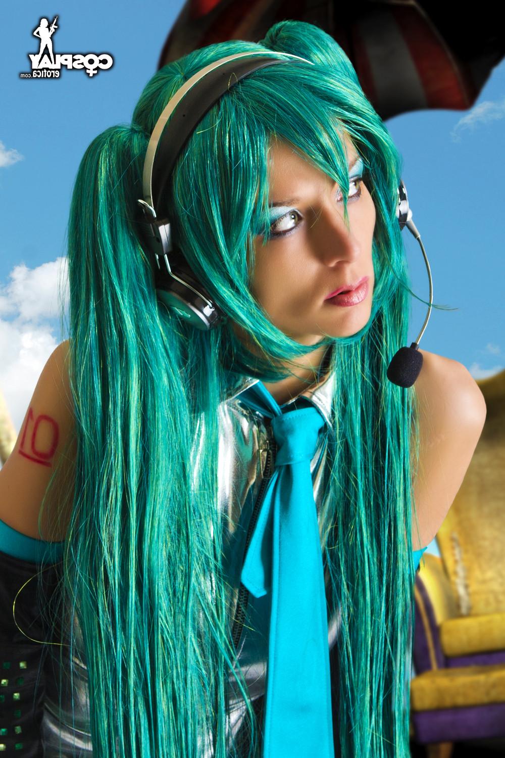 16P Vocaloid Cosplay