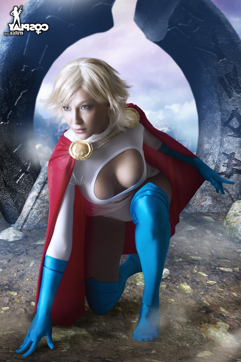 16P Powergirl Cosplay