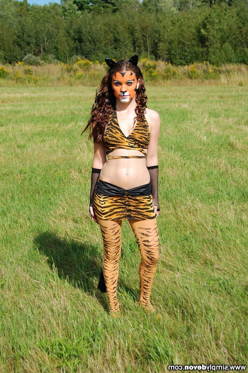 16P Beautiful teen girl cosplay