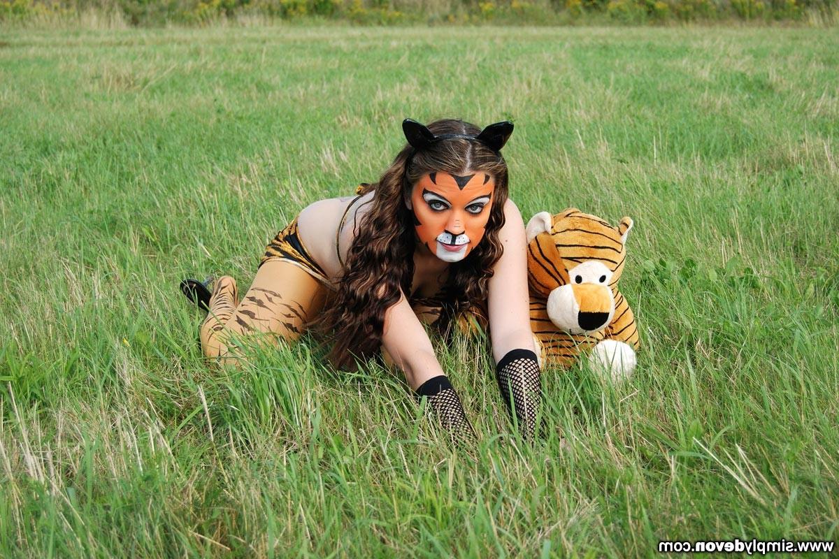 16P Beautiful teen girl cosplay