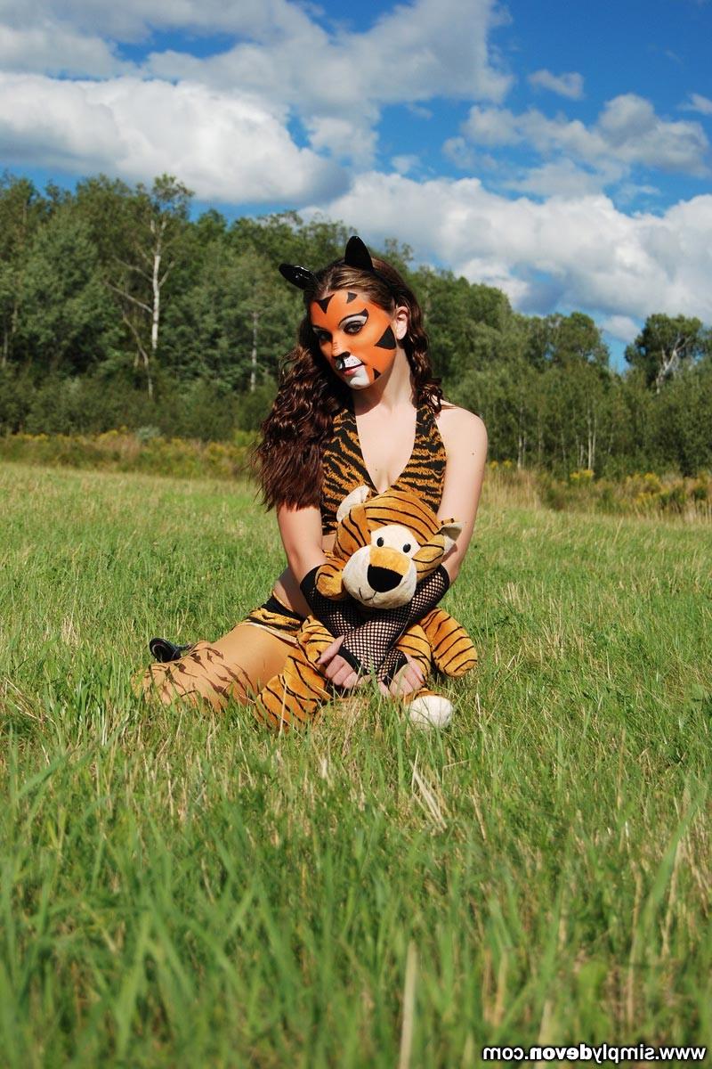 16P Beautiful teen girl cosplay