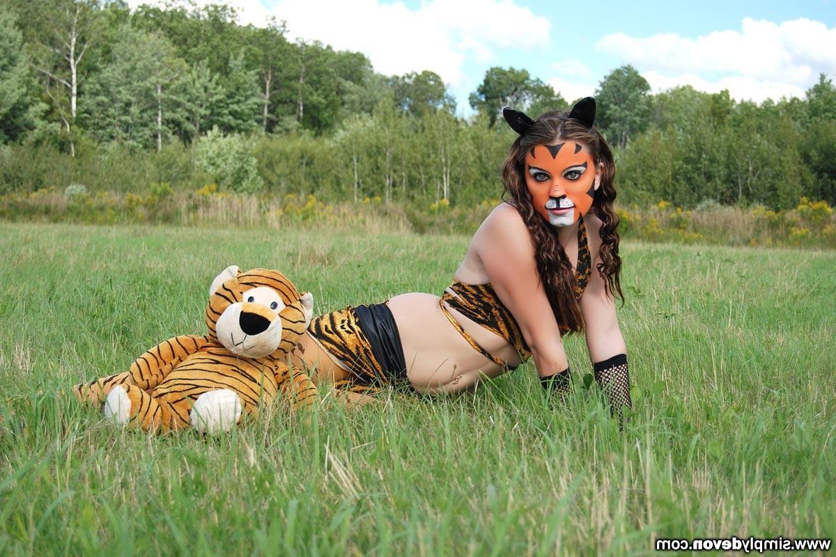 16P Beautiful teen girl cosplay