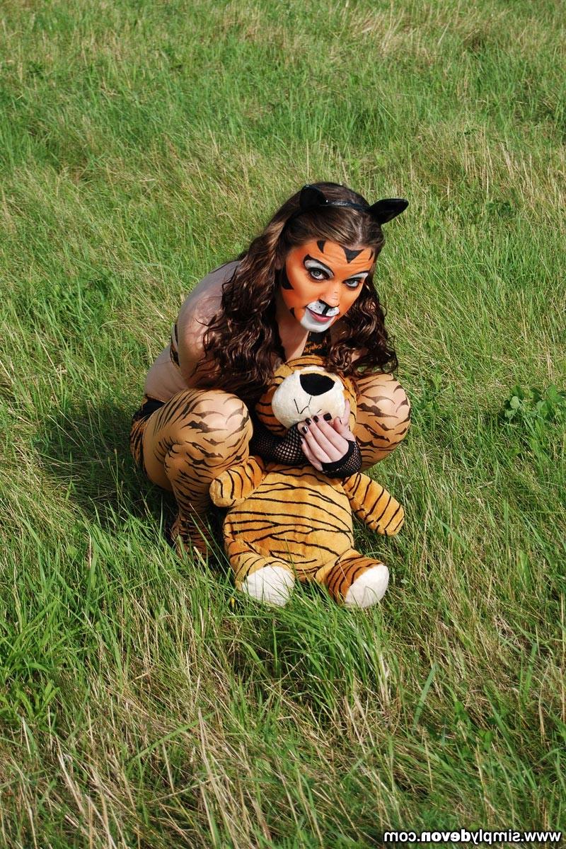 16P Beautiful teen girl cosplay