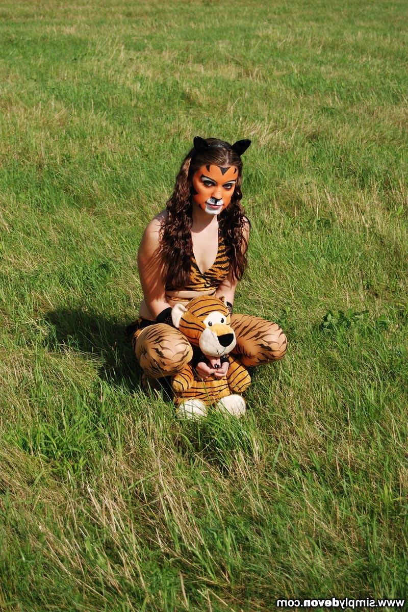 16P Beautiful teen girl cosplay