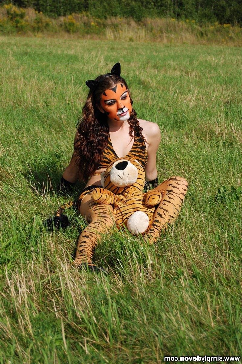 16P Beautiful teen girl cosplay