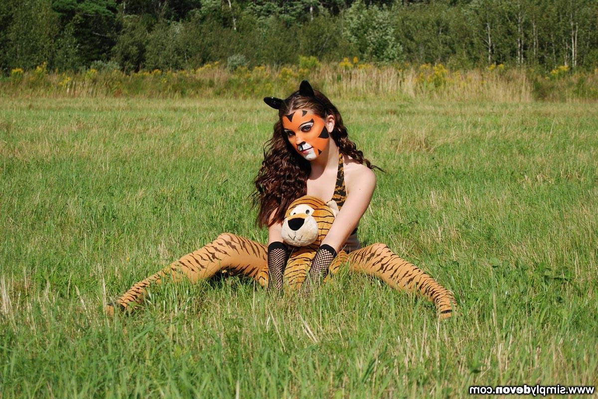 16P Beautiful teen girl cosplay