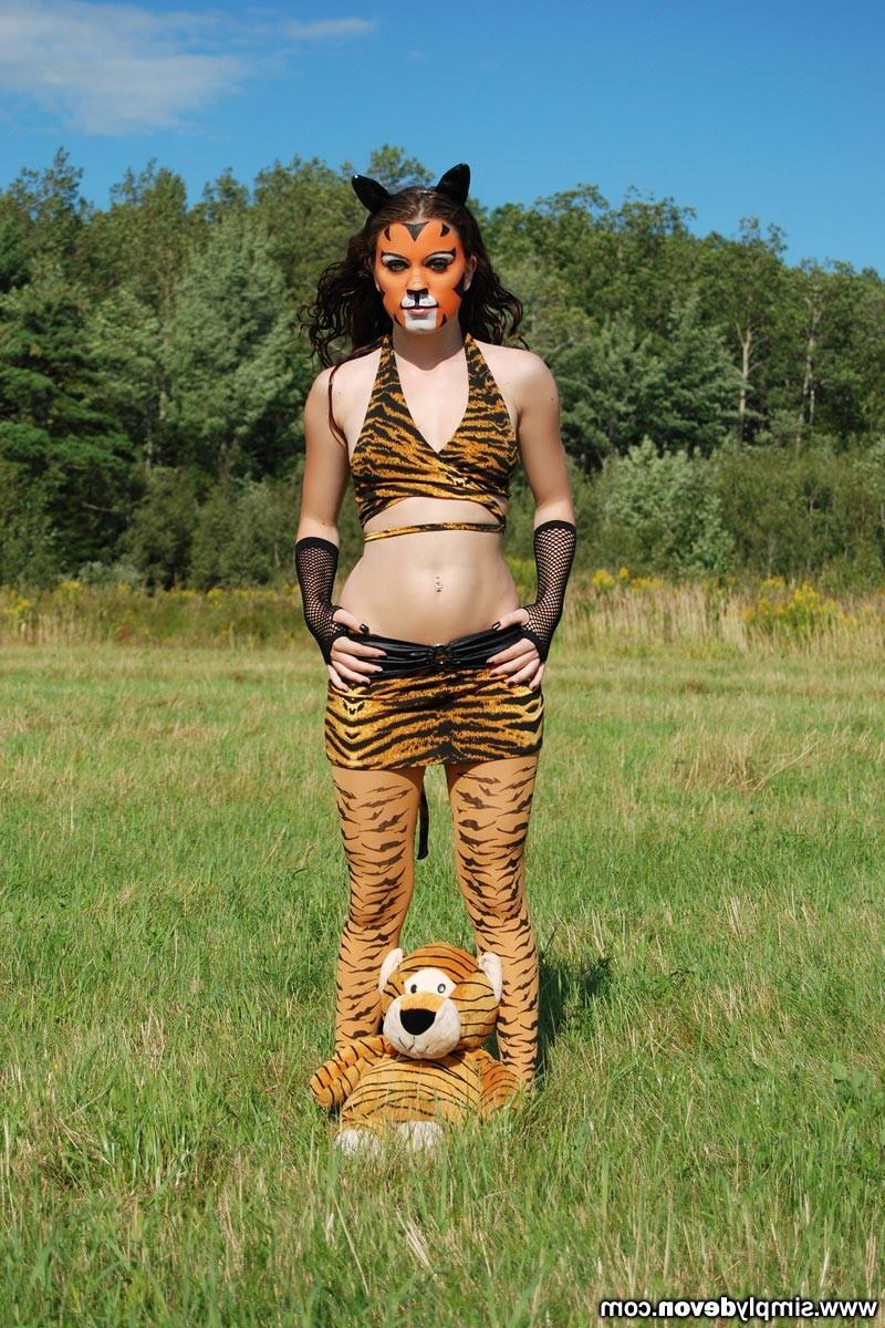 16P Beautiful teen girl cosplay