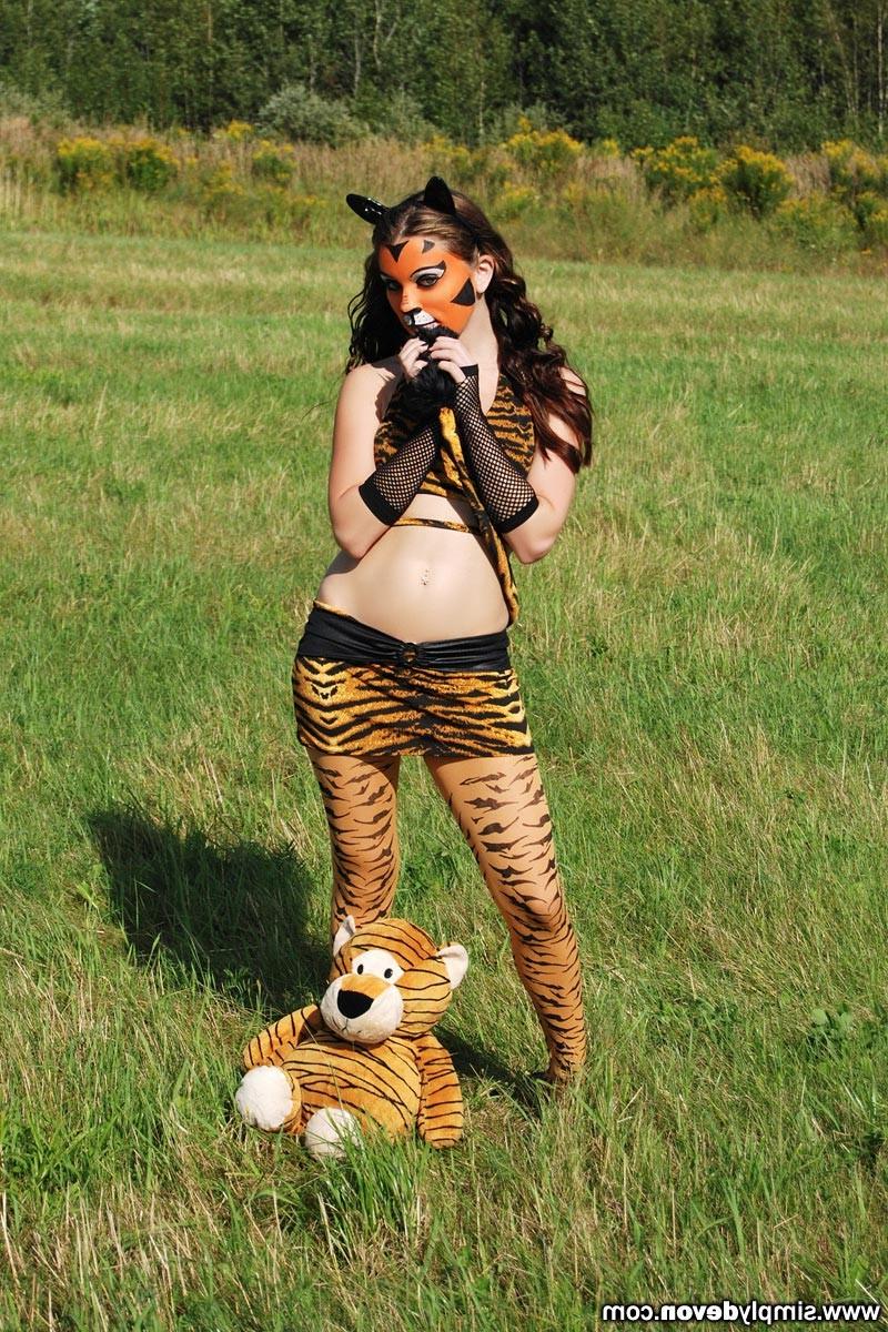 16P Beautiful teen girl cosplay