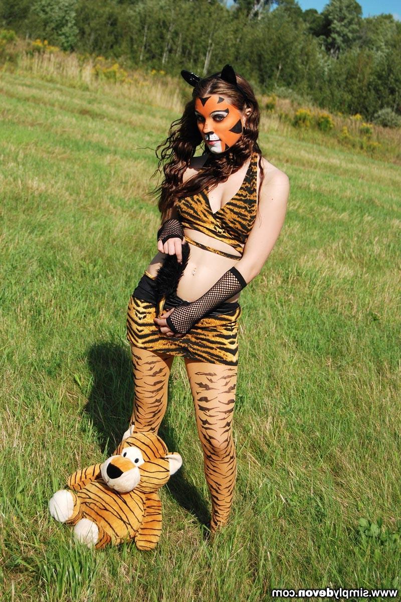 16P Beautiful teen girl cosplay