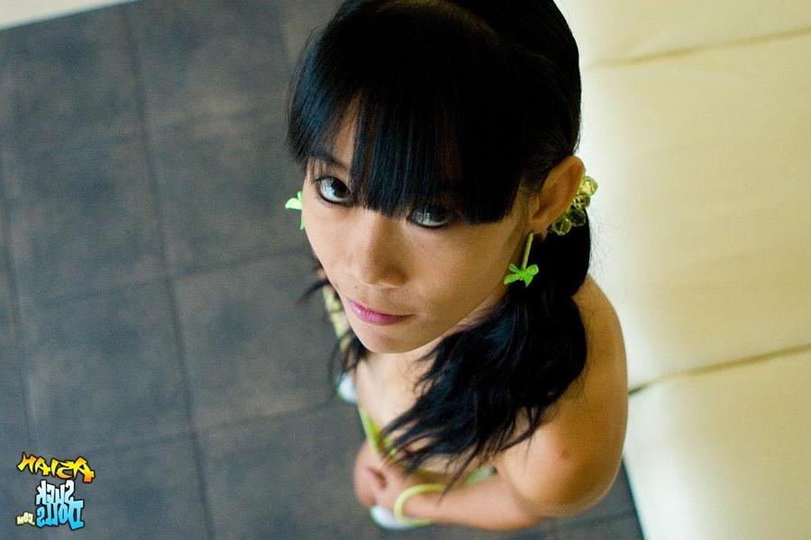 15P Thai girls with tiny tits strips