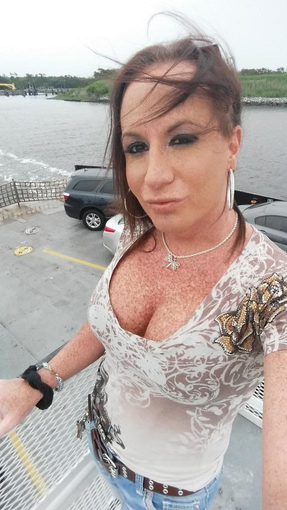 14P Freckled shemale outdoors