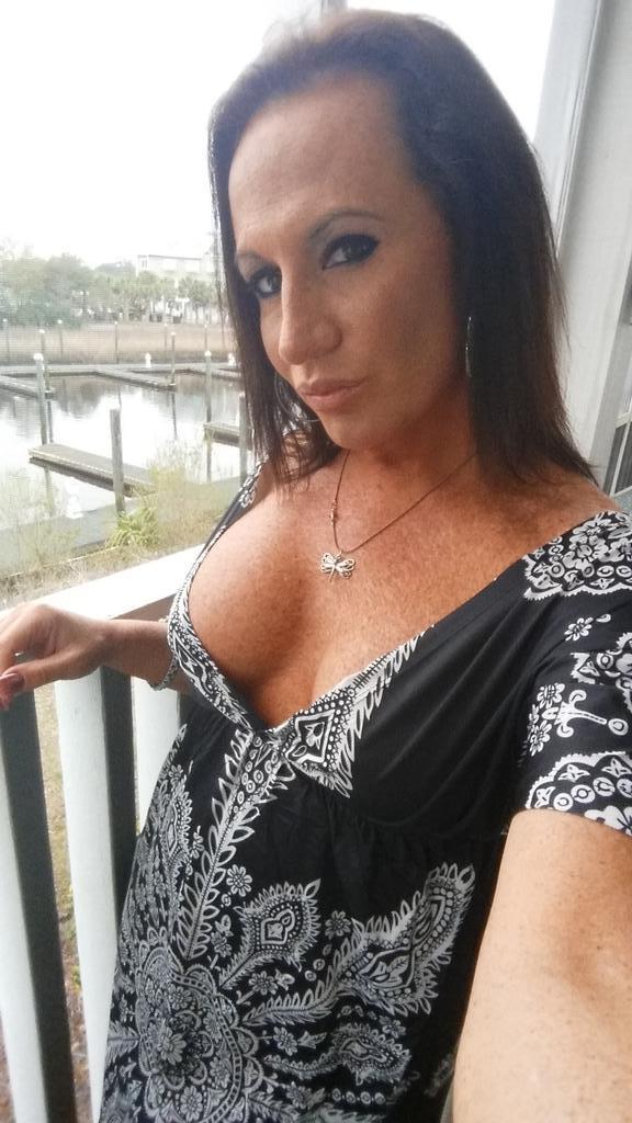 14P Freckled shemale outdoors