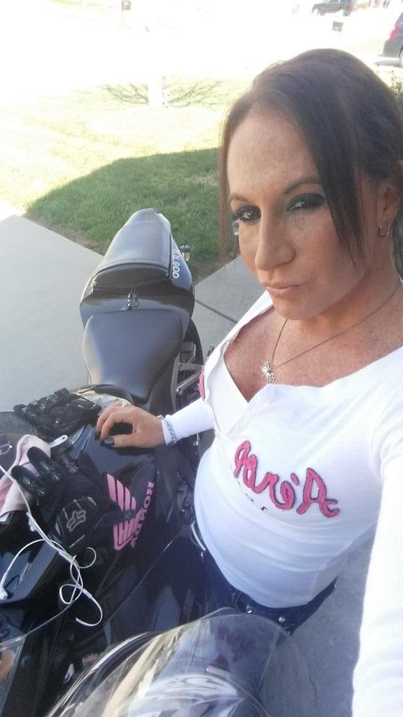 14P Freckled shemale outdoors