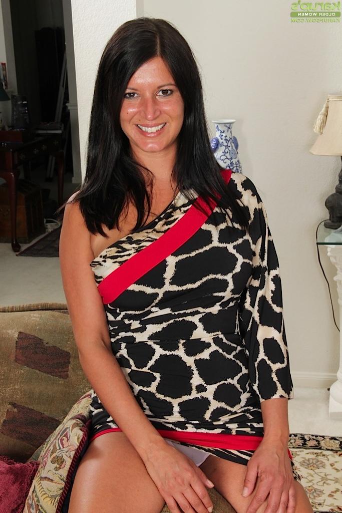 15P Big breasted MILF Veronica Jones naked in only heels