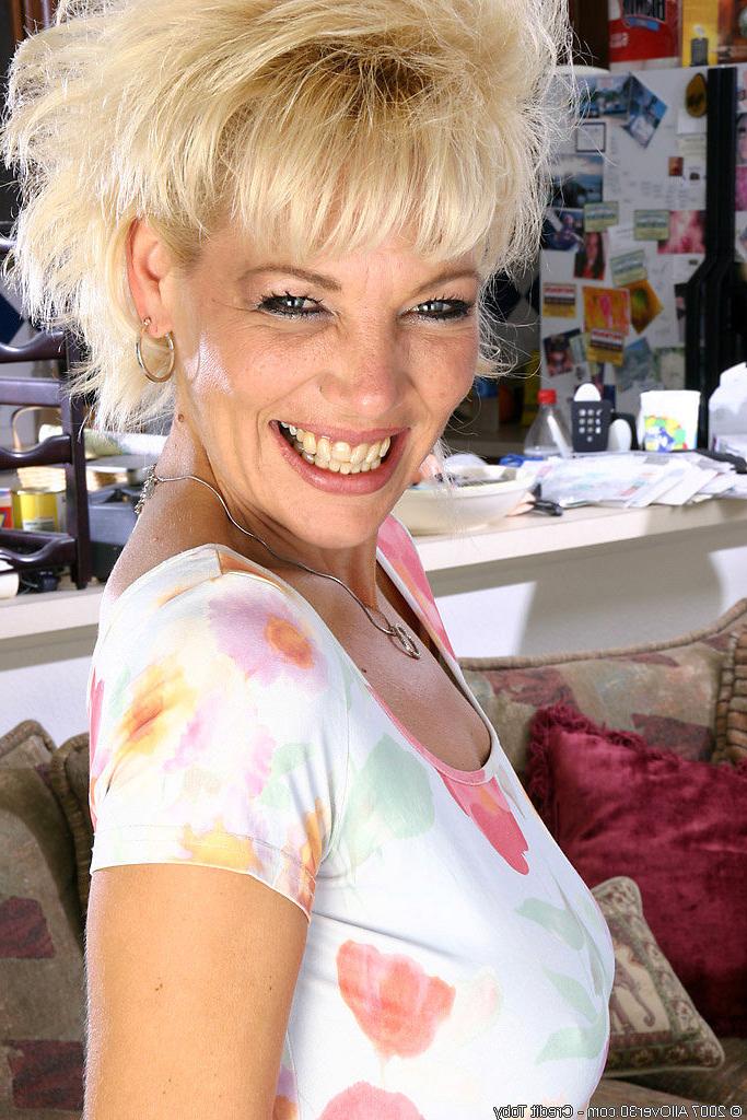 16P Spicey blonde MILF has fun showing off her perfect body