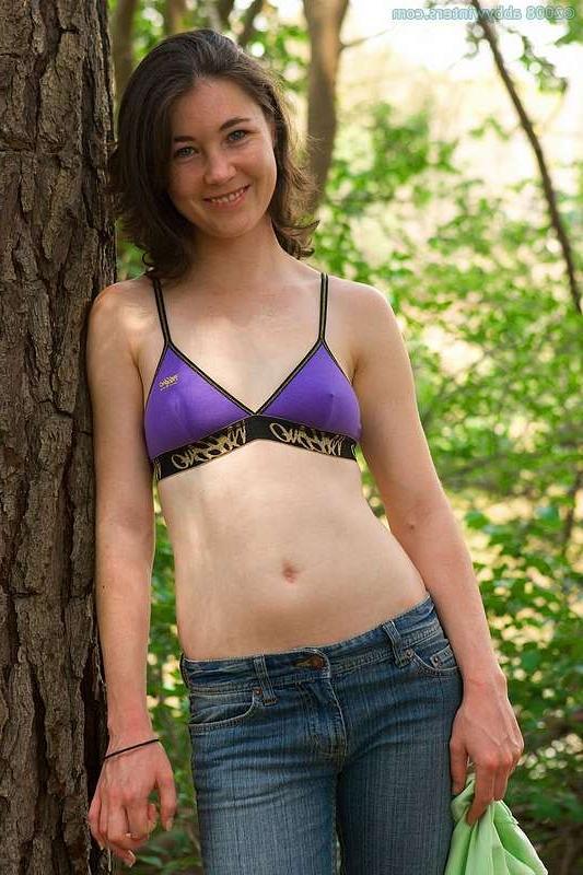 15P Amy enjoys an orgasm under the trees