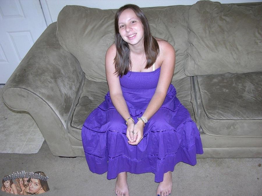 14P Pregnant amateur housewife nude in living room and bedroom