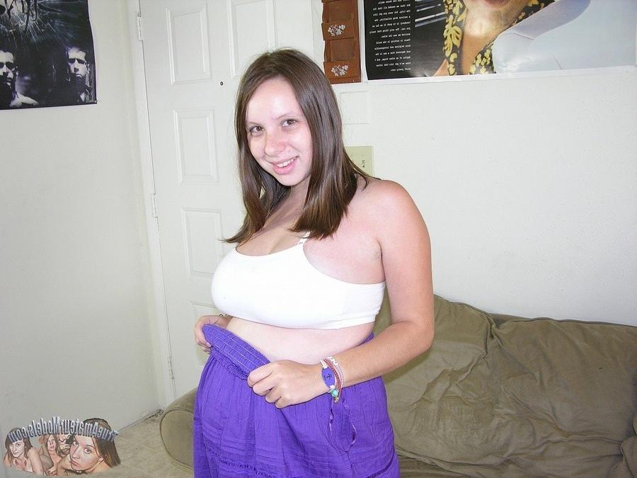 14P Pregnant amateur housewife nude in living room and bedroom