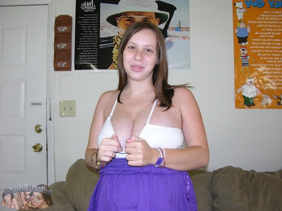 14P Pregnant amateur housewife nude in living room and bedroom
