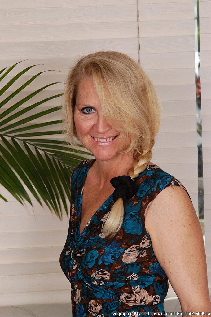 15P Hot older lady in nylons exposes her furry beaver