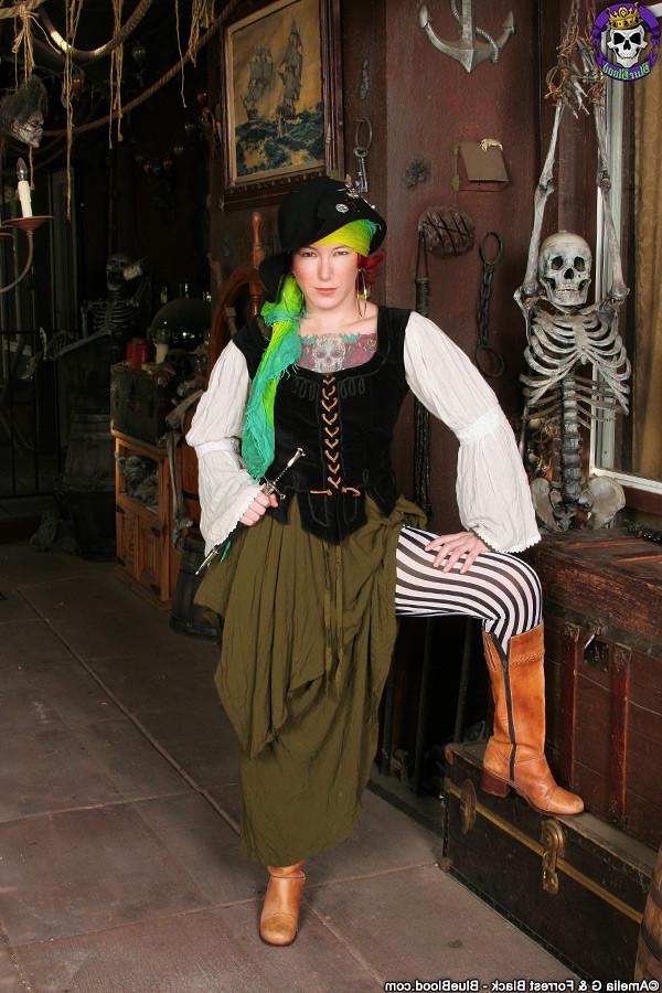 15P Swashbuckling Tattooed Pirate Babe Zelda