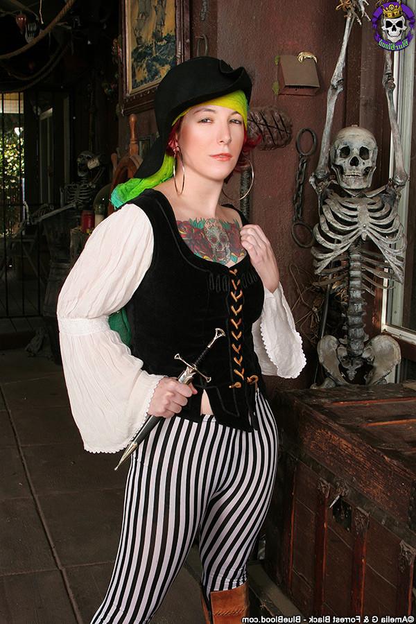 15P Swashbuckling Tattooed Pirate Babe Zelda