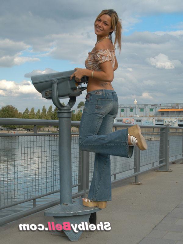 15P Sensual blonde Shelby Bell posing outdoors in blue jeans