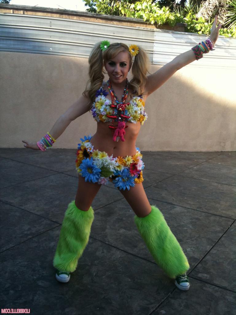 15P Lexi Belle collected these photos while partying in costume