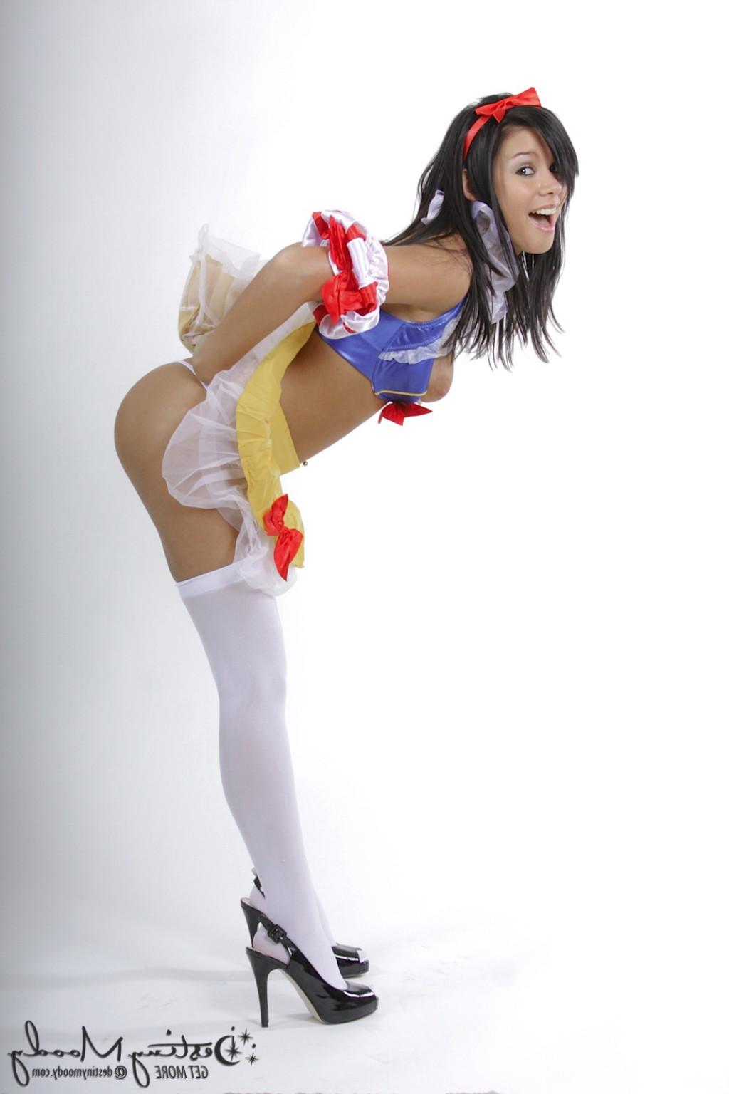 16P Destiny Moody In Snow White Cosplay
