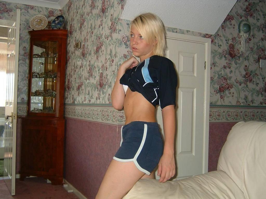 16P Pictures of an amateur hottie naked on her bed