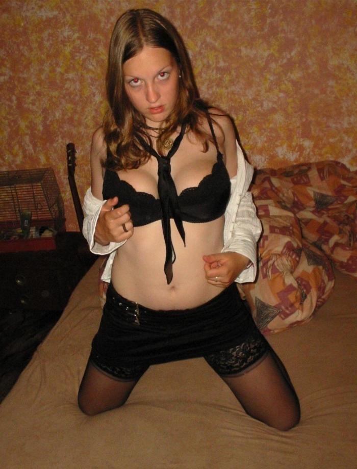 16P Pictures of an amateur hottie naked on her bed