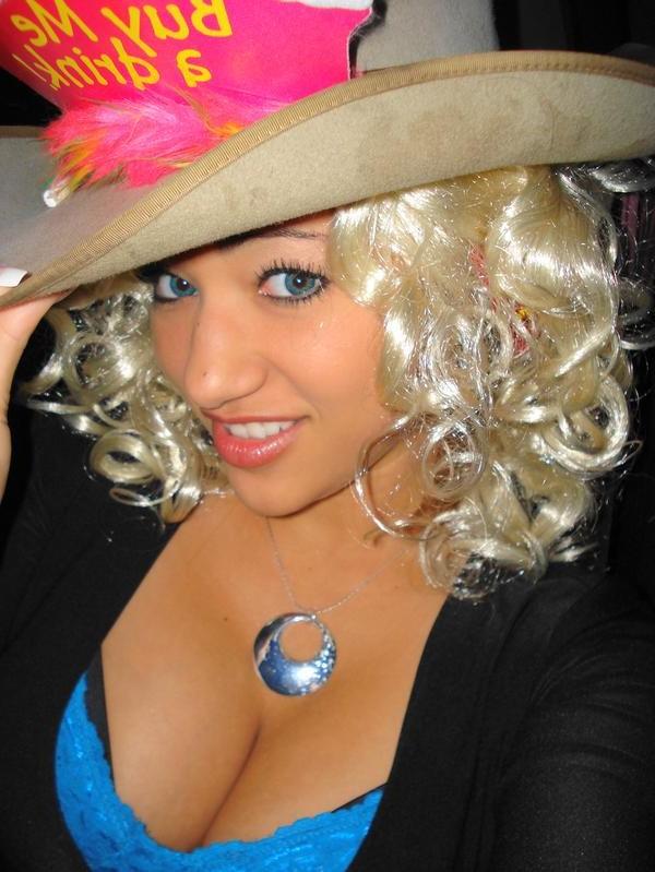 16P Pictures of an amateur hottie naked on her bed