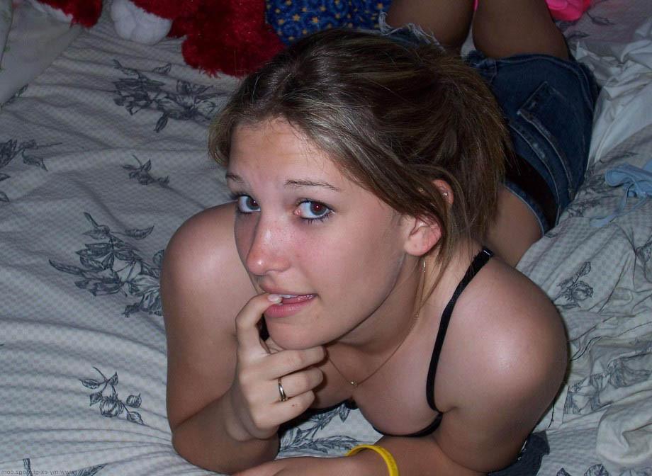 16P Pictures of an amateur hottie naked on her bed