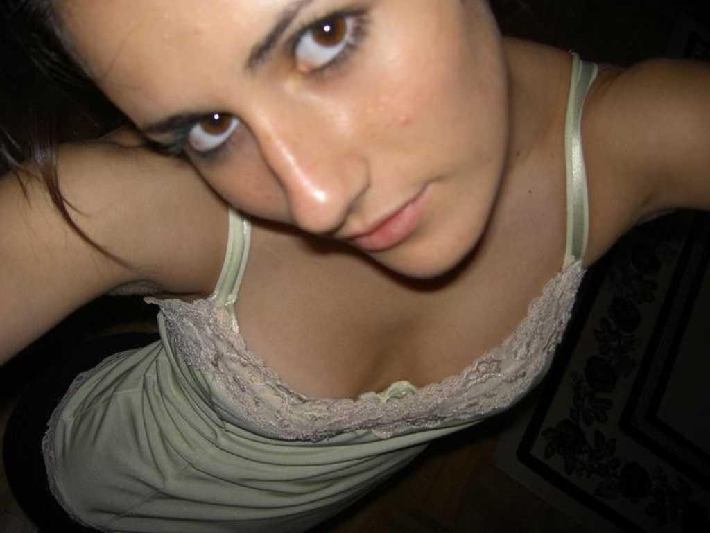 16P Pictures of an amateur hottie naked on her bed
