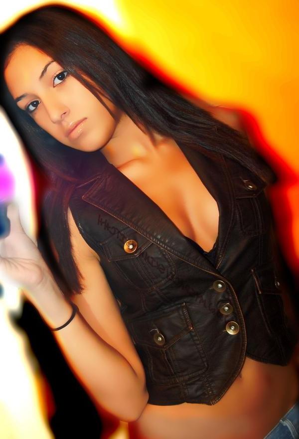 16P Hot photos of sexy brunette amateurs