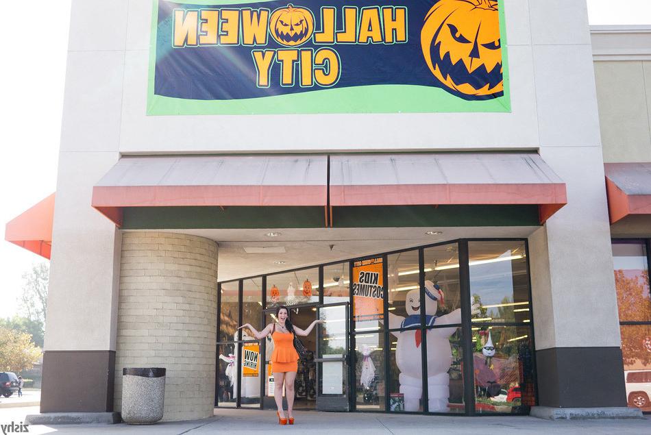 10P Big titty Noelle Easton on a Halloween shopping trip looking for a costume