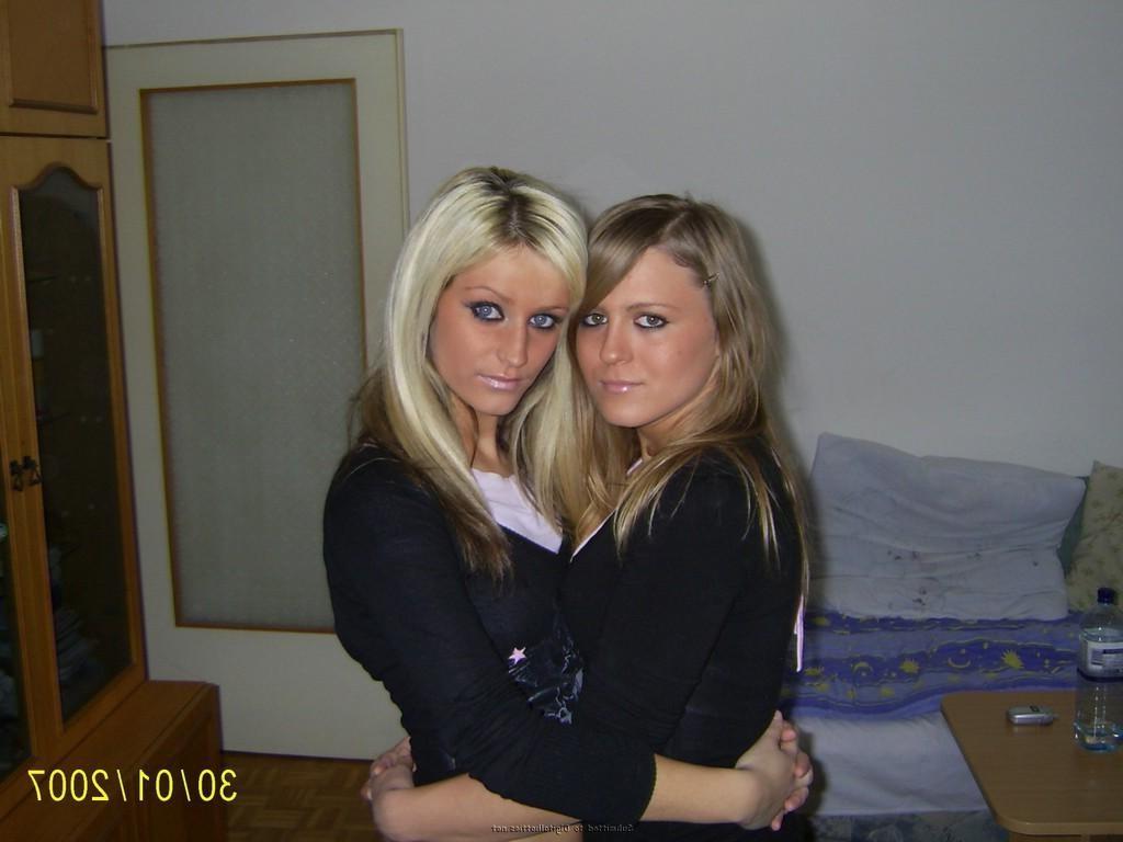 16P Pictures of an amateur hottie naked on her bed