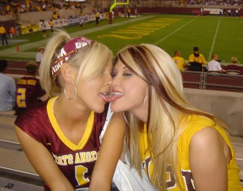 16P Babes kissing
