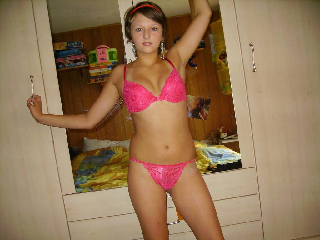 16P Hot photos of sexy brunette amateurs