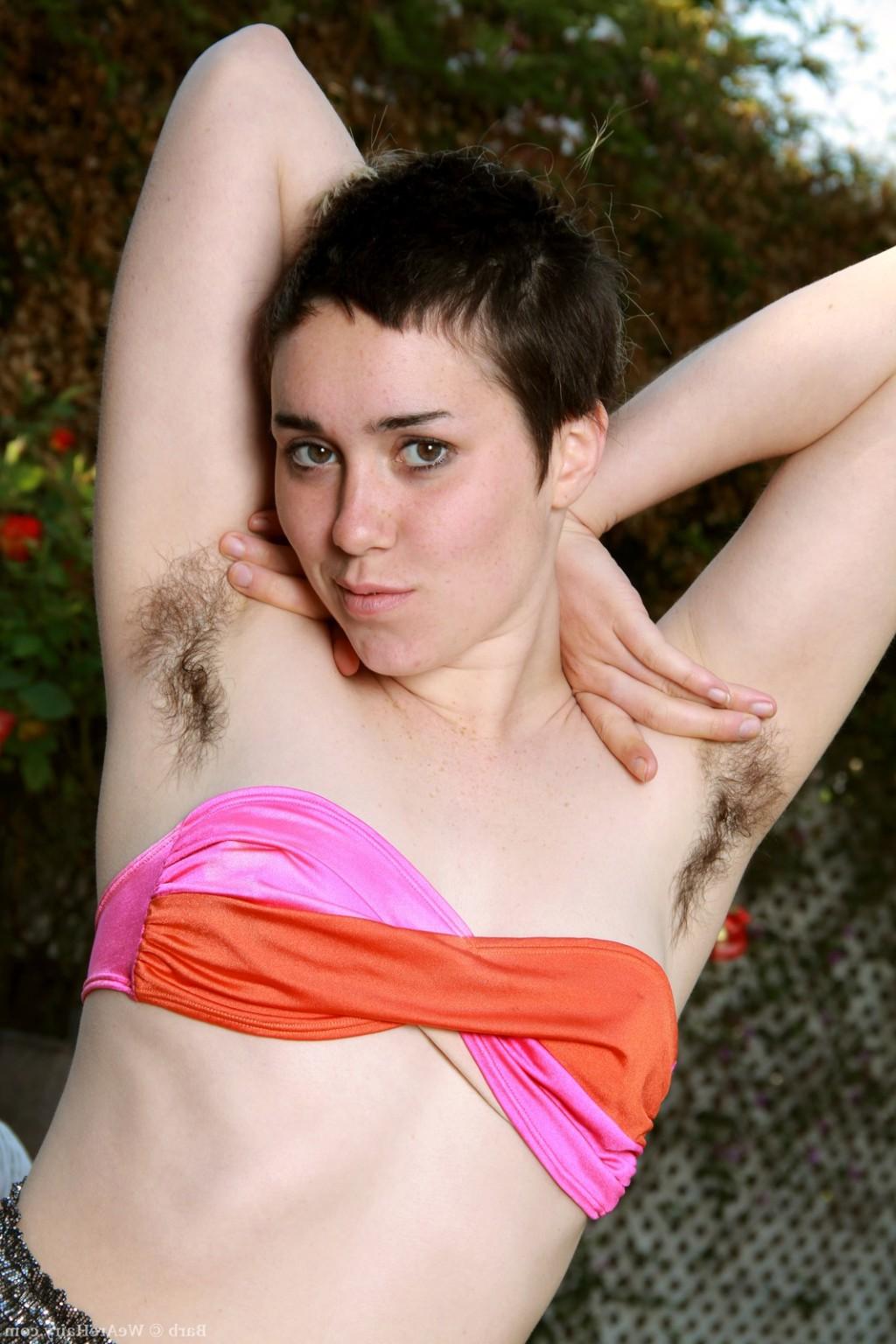 16P Barb spreads her pale legs outside