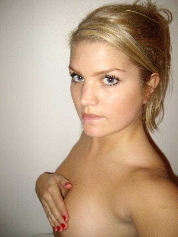 16P Blonde chick gets down and dirty