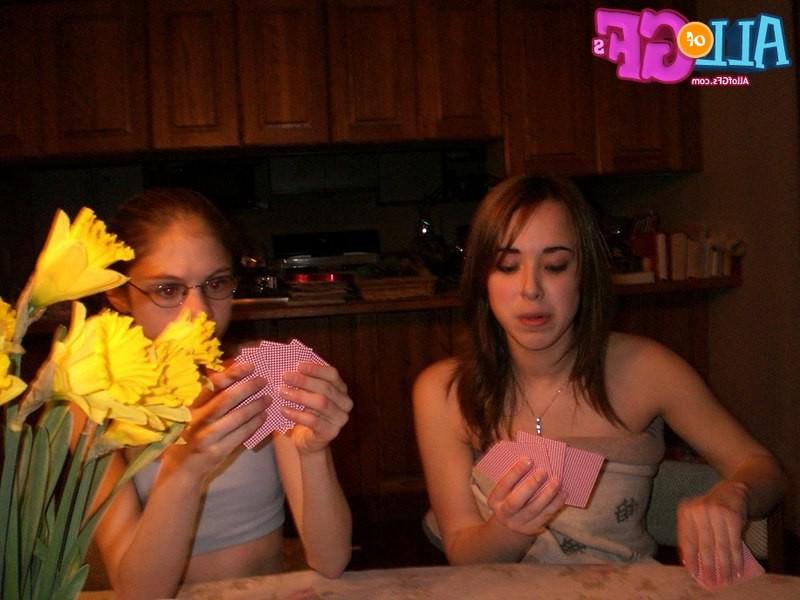 12P Drunk girlfriends playing cards