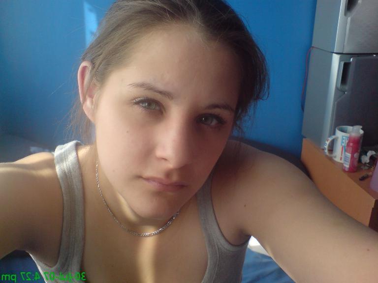 16P Pictures of an amateur hottie naked on her bed