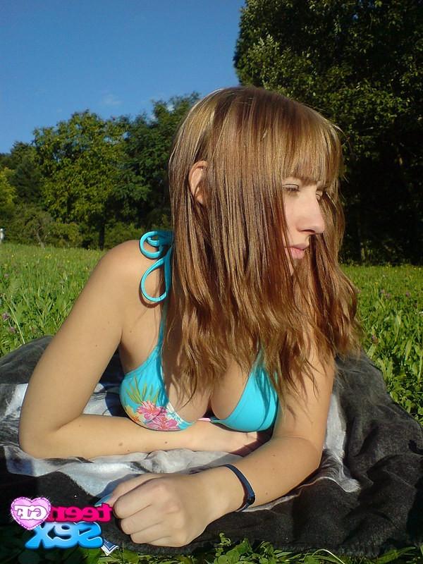 12P Pretty girlfriend inviting everybody to lick pussy