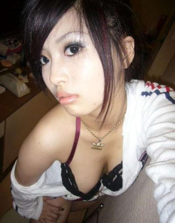 10P Süße asiatische Küken posieren sexy