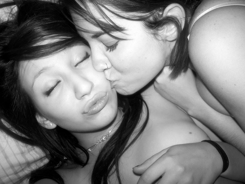 16P Amateur babe posing naked with camera