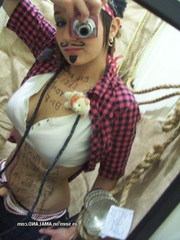 16P Selfshooting amateur GF in a pirate's costume