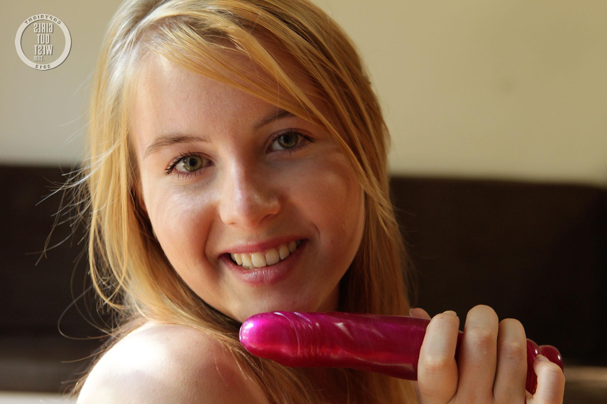 15P Teen Girl Use Sex Toy