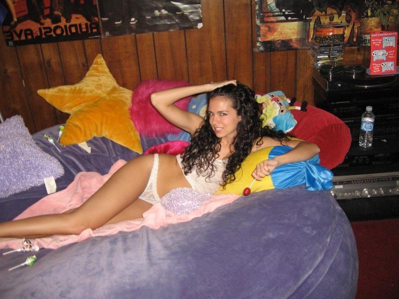 16P Pretty GF shows off her gorgeous naked body