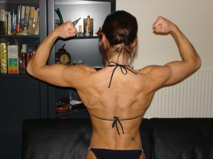 15P Beautiful teen showing her sexy muscle body